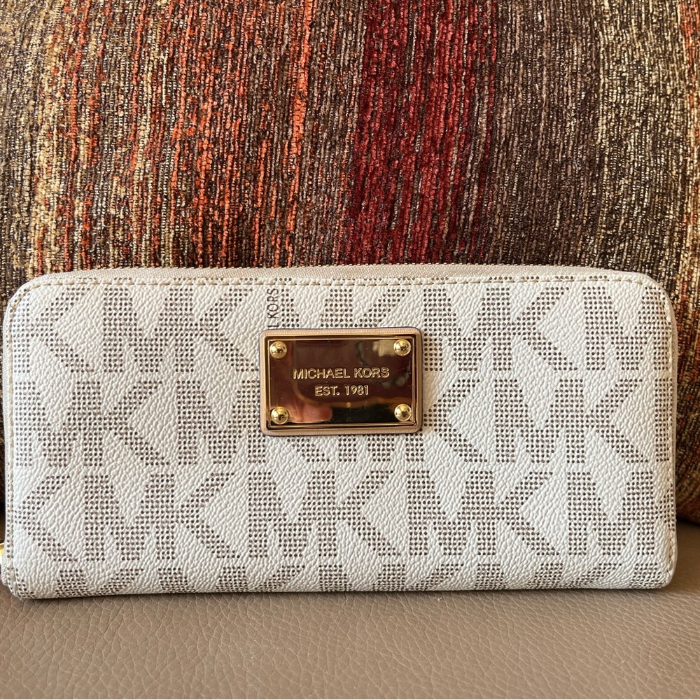 Michael Kors zipper wallet